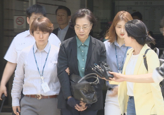 운전기사와 경비원 등에게 상습적으로 폭언·폭행을 했다는 의혹을 받는 한진그룹 조양호 회장의 아내 이명희(69) 일우재단 이사장이 4일 오후 서울 서초구 서울중앙지방법원에서 열린 구속 전 피의자심문(영장실질심사)를 마치고 귀가하고 있다.